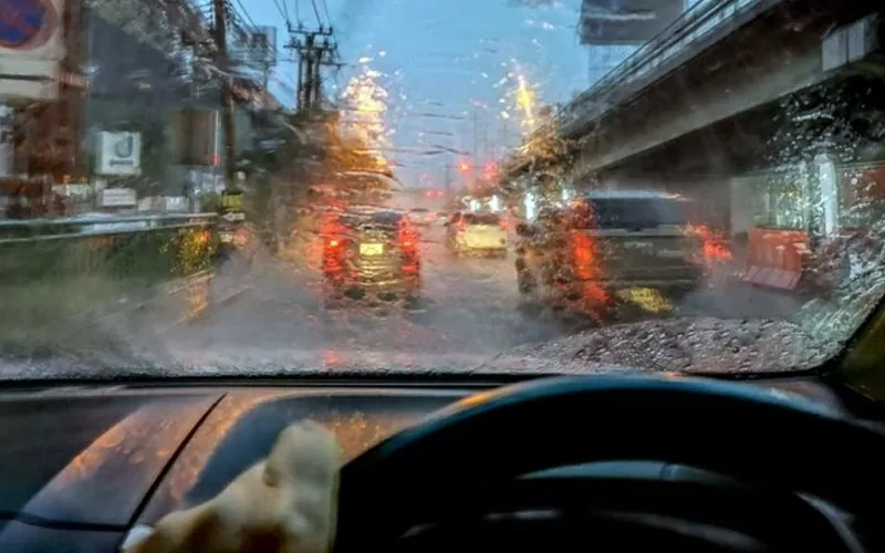Vì sao cần gạt mưa xe ô tô đôi khi dừng giữa kính chắn gió?
