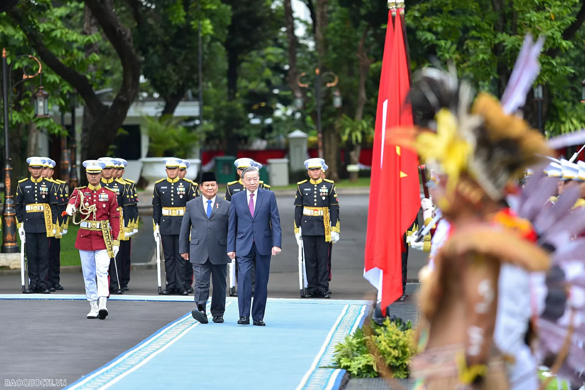 Tiếp đó, Đội trưởng Đội danh dự Quân đội Indonesia mời Tổng Bí thư Tô Lâm duyệt Đội danh dự. Tổng thống Prabowo Subianto và Tổng Bí thư Tô Lâm giới thiệu thành phần đoàn cấp cao hai nước dự Lễ đón.