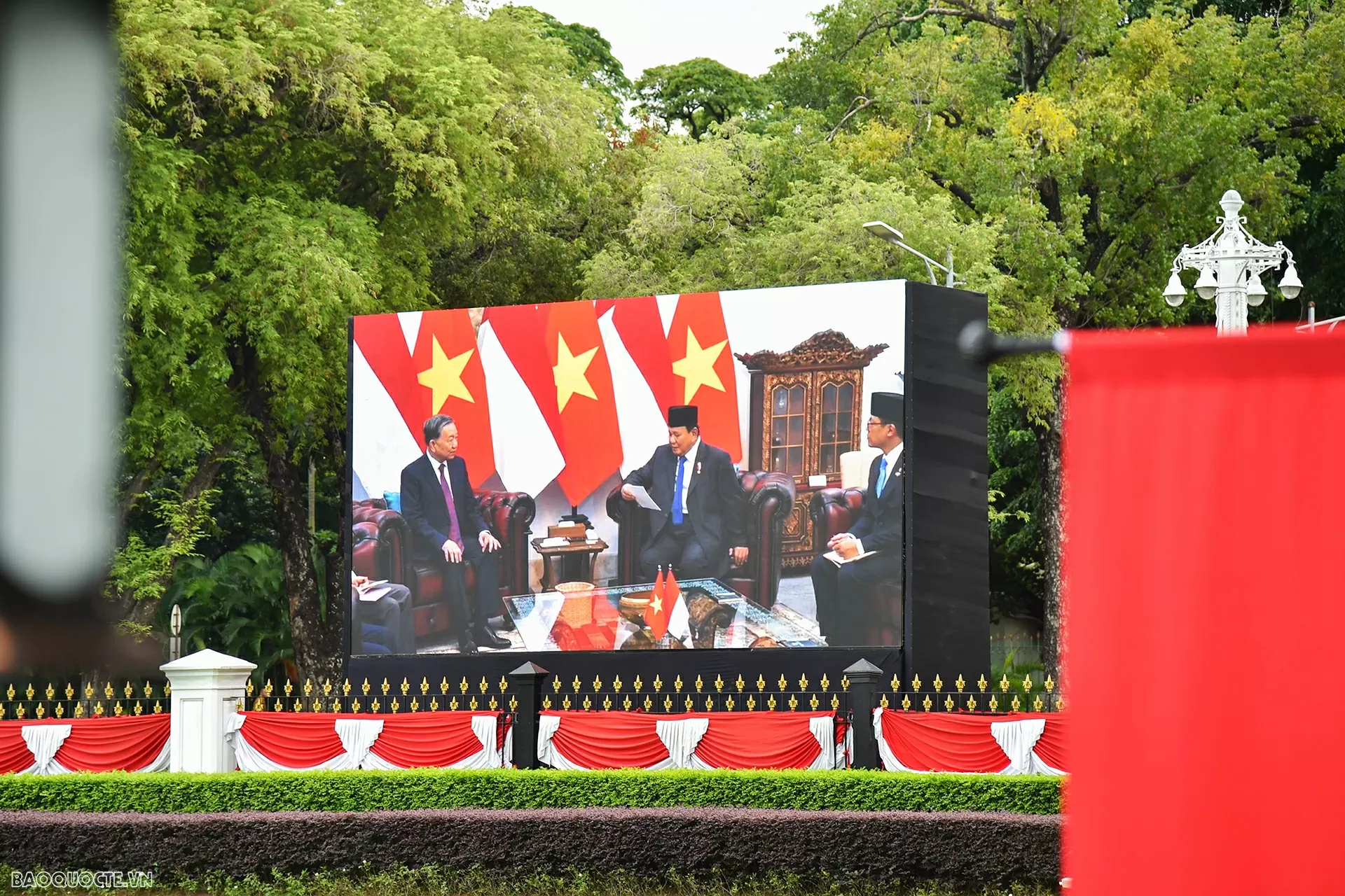 Hy vọng hai nước tiếp tục phát huy vai trò, trở thành những thành viên trụ cột của ASEAN; chúc tình đoàn kết, hữu nghị hai nước mãi mãi bền vững.  Sau đó, hai nhà lãnh đạo có cuộc gặp hẹp; dẫn đầu đoàn đại biểu cấp cao hai nước tiến hành hội đàm.