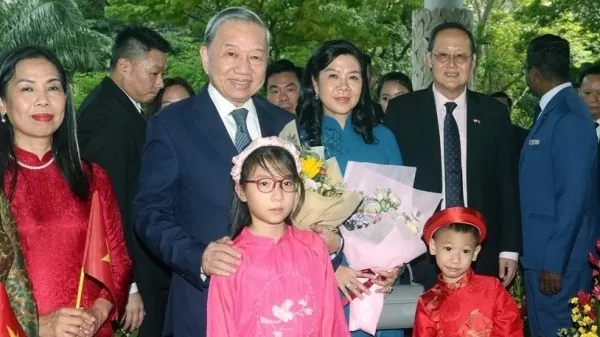 General Secretary To Lam meets with Vietnamese Embassy staff, community in Singapore