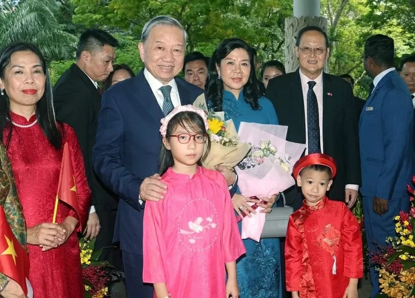 General Secretary To Lam meets with Vietnamese embassy staff, community in Singapore