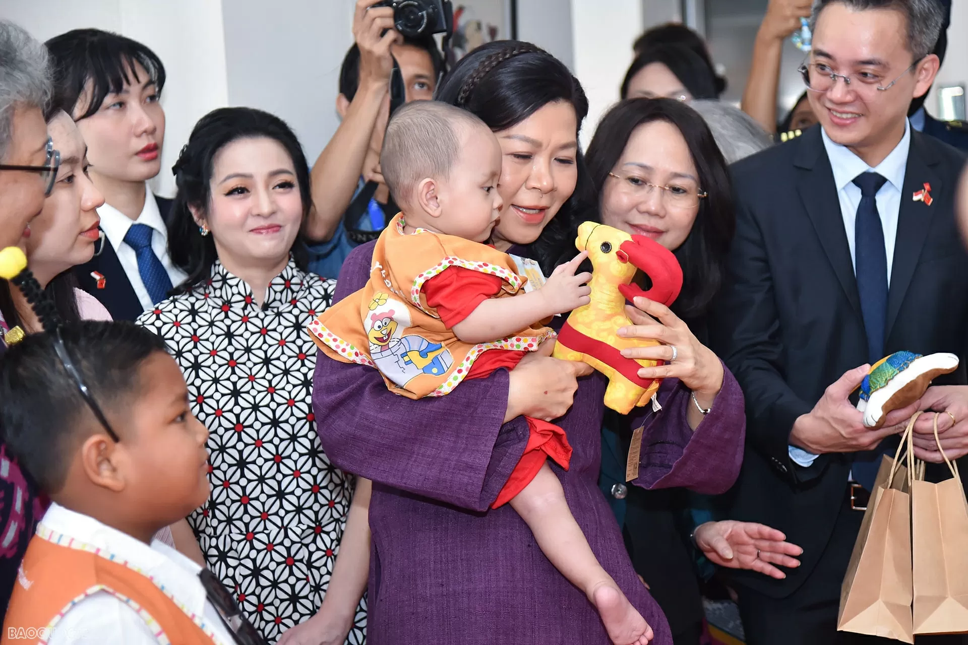 Phu nhân Ngô Phương Ly thăm Tổ chức Chăm sóc trẻ em ung thư Indonesia (YKAKI)