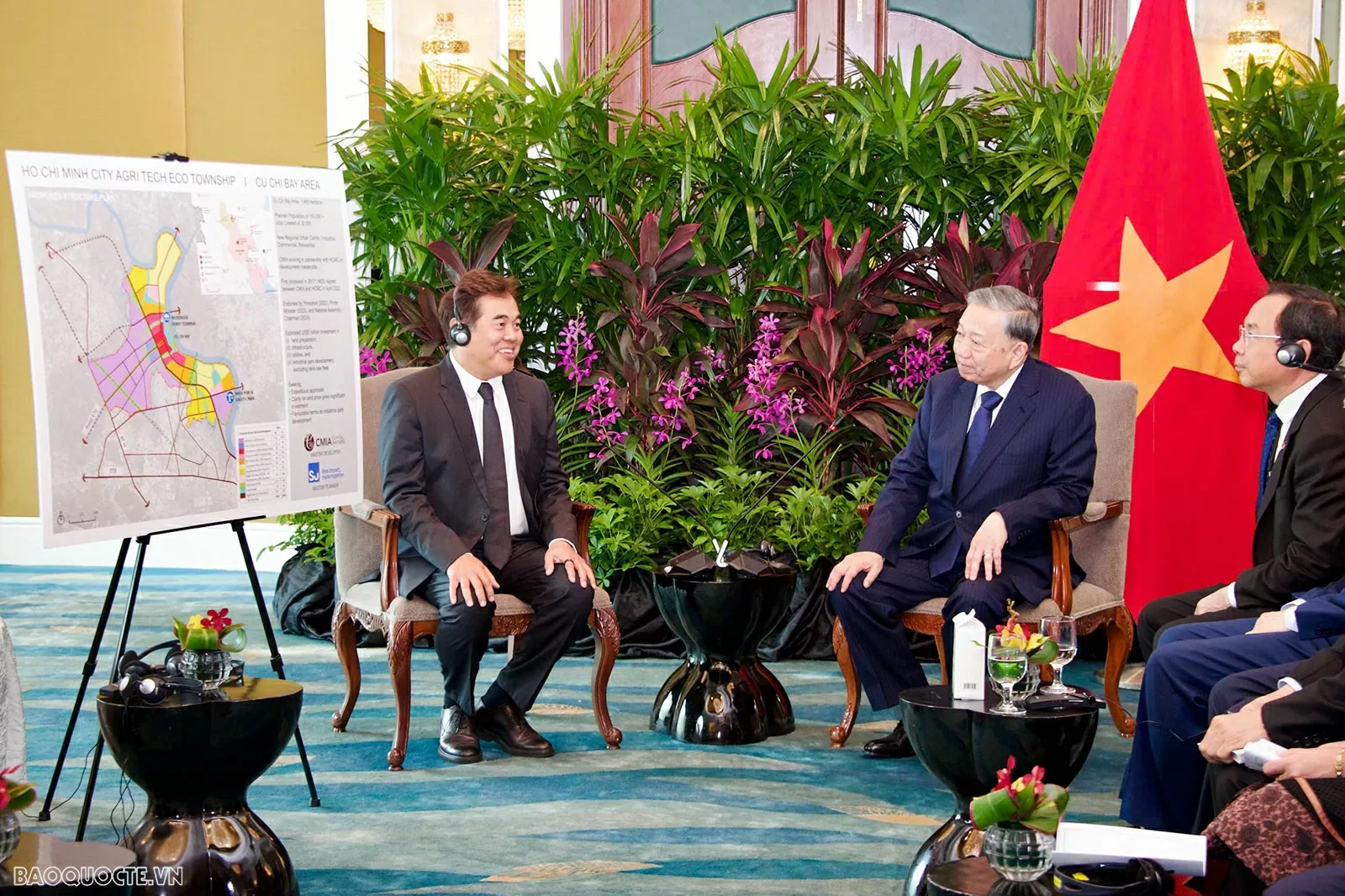 General Secretary To Lam receives leaders of outstanding firms in Singapore