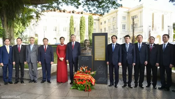General Secretary To Lam offers flowers in tribute to President Ho Chi Minh in Singapore
