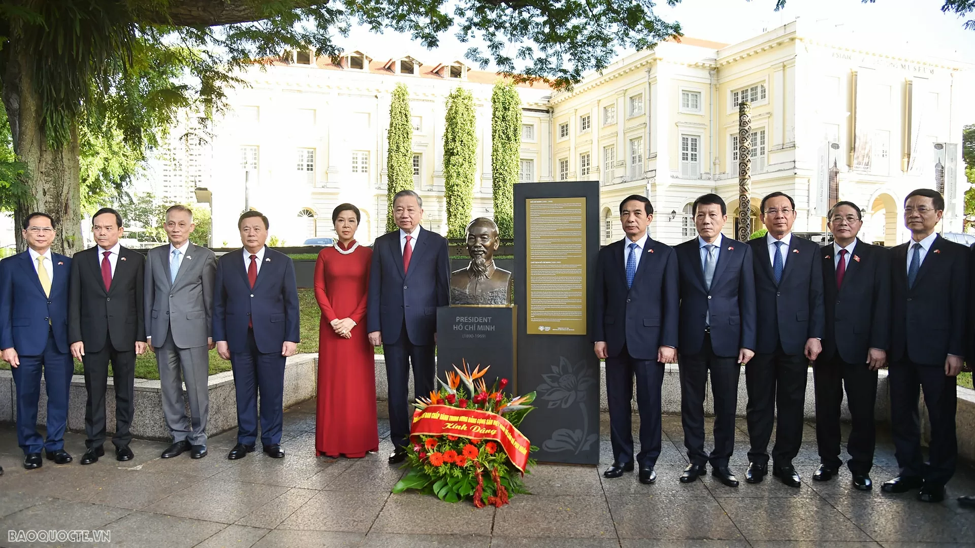 General Secretary To Lam offers flowers in tribute to President Ho Chi Minh in Singapore