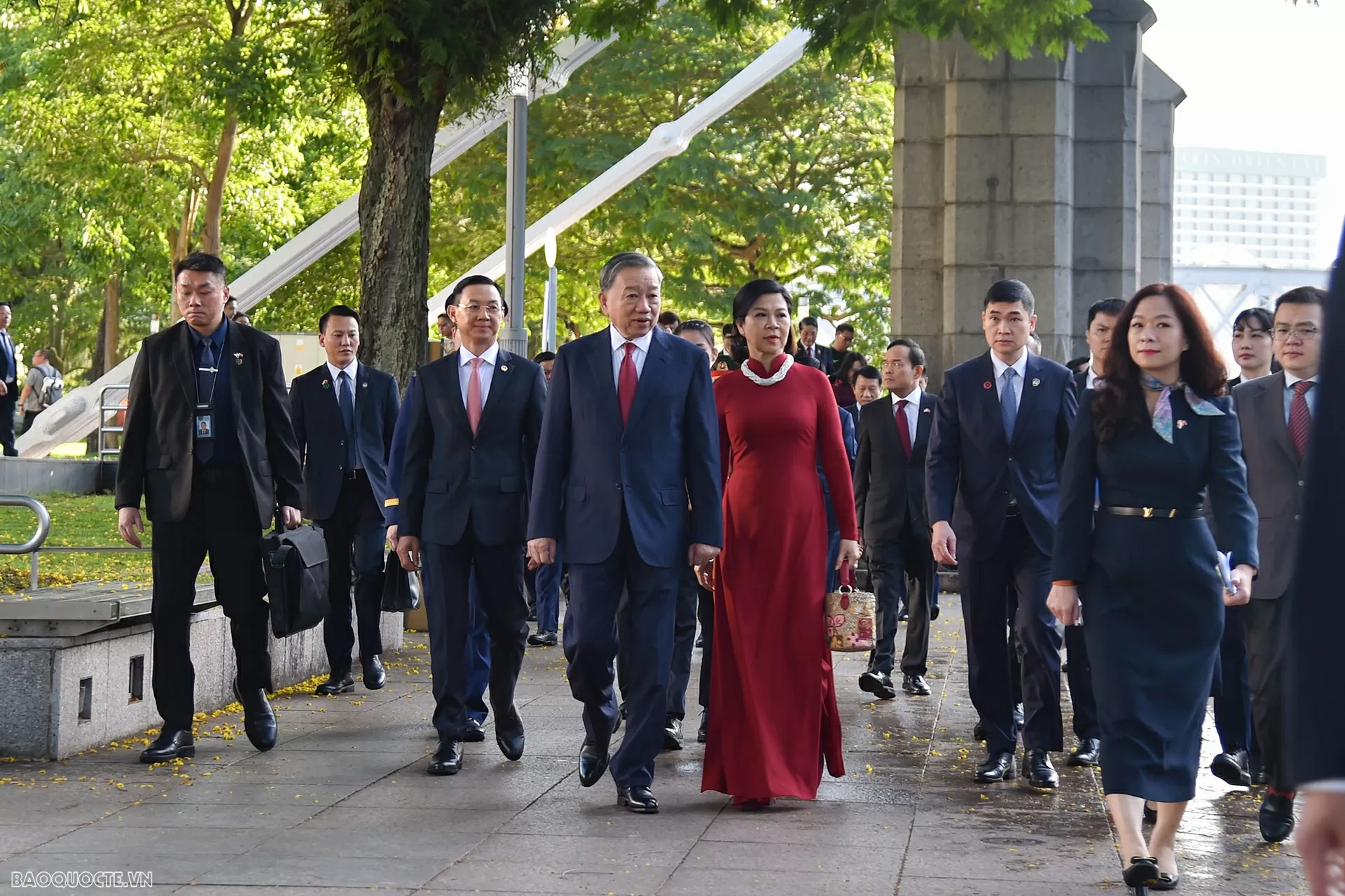 General Secretary To Lam offers flowers in tribute to President Ho Chi Minh in Singapore