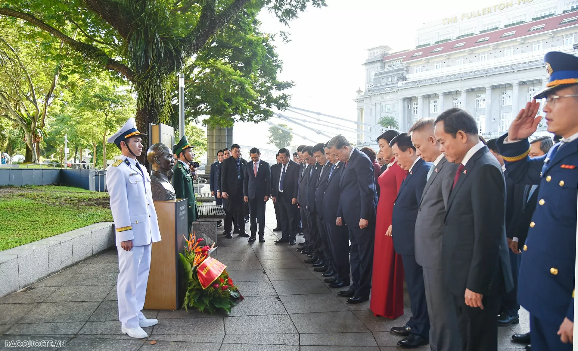 Tổng Bí thư Tô Lâm dâng hoa tưởng niệm Chủ tịch Hồ Chí Minh ở Bảo tàng ...