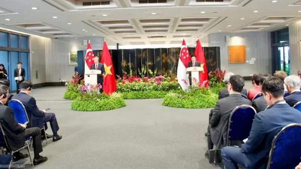 Vietnam, Singapore leaders hold press briefing on outcomes of talks