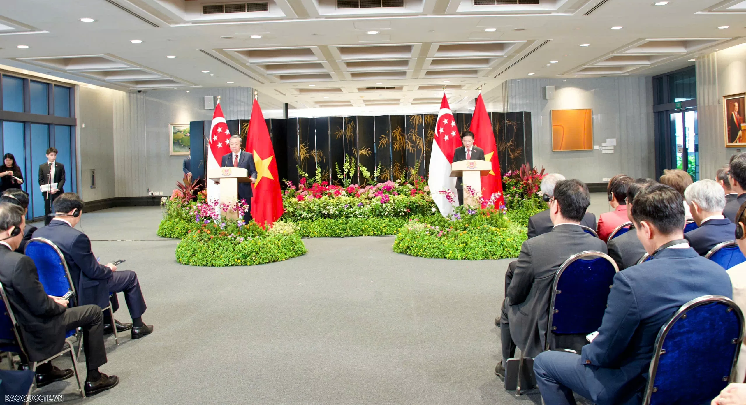 Vietnam, Singapore leaders hold press briefing on outcomes of talks