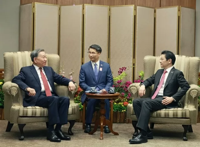 Vietnam, Singapore leaders hold talks to upgrade bilateral ties to Comprehensive Strategic Partnership