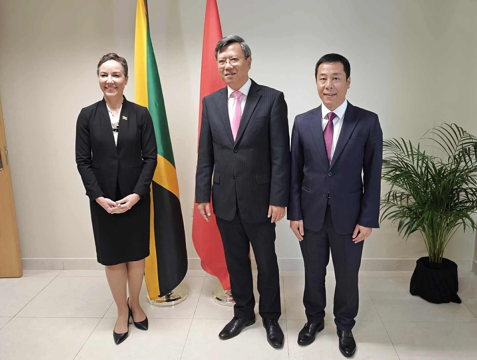 Đại sứ Lê Quang Long trình Thư ủy nhiệm lên Toàn quyền Jamaica