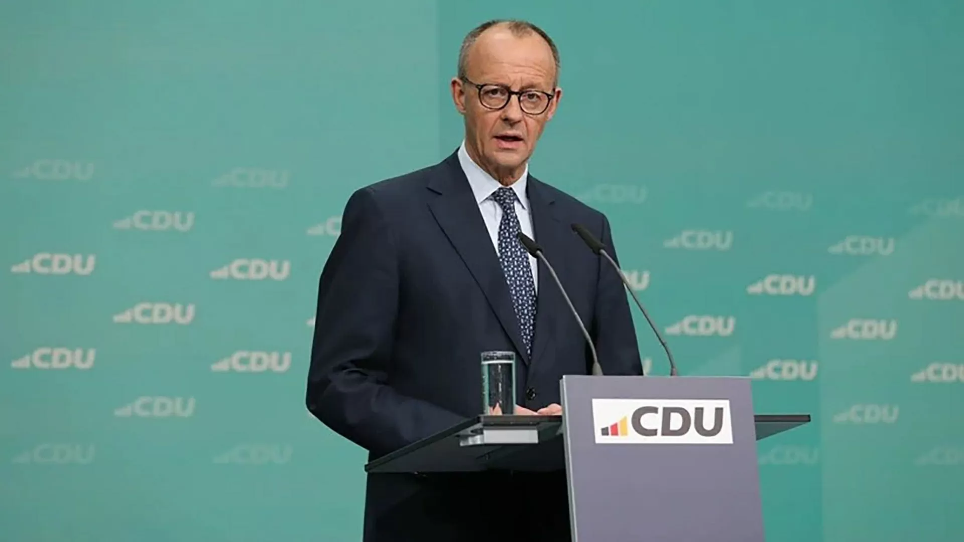Lãnh đạo Liên minh CDU/CSU Friedrich Merz phát biểu trong cuộc họp báo ở Berlin. (Nguồn: THX) Lãnh đạo Liên minh CDU/CSU Friedrich Merz phát biểu trong cuộc họp báo ở Berlin. (Nguồn: THX)