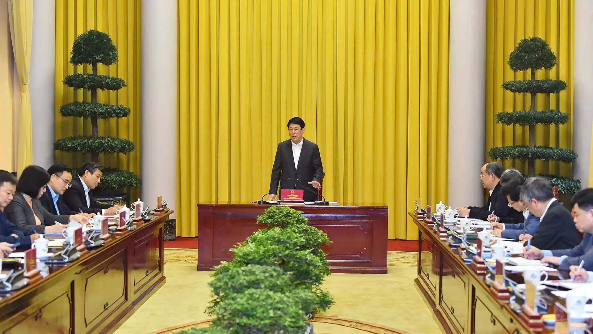 President outlines key tasks for Presidential Office, Foreign Ministry