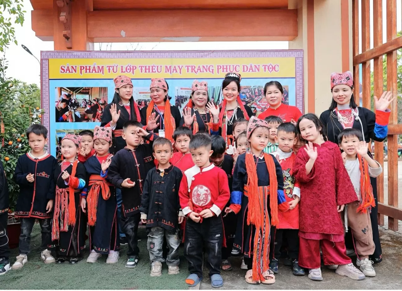 Các em học sinh, giáo viên và nhân dân hân hoan tham gia trải nghiệm các hoạt động trong các dịp lễ hội văn hoá. Các em học sinh, giáo viên và nhân dân hân hoan tham gia trải nghiệm các hoạt động trong các dịp lễ hội văn hoá.