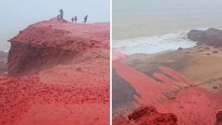 Iran: Bãi biển đảo Hormuz chuyển màu đỏ tươi sau cơn mưa nặng hạt