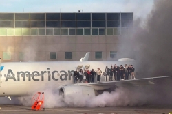 Máy bay của American Airlines bốc cháy tại sân bay Denver, dấy lên lo ngại về an toàn hàng không