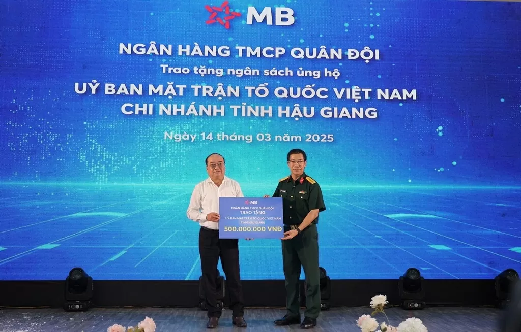 Tại sự kiện khai trương, MB đã trao tặng 500 triệu đồng đến Ủy ban MTTQ Việt Nam tỉnh Hậu Giang nhằm hỗ trợ các chương trình phúc lợi xã hội, góp phần nâng cao đời sống người dân. Tại sự kiện khai trương, MB đã trao tặng 500 triệu đồng đến Ủy ban MTTQ Việt Nam tỉnh Hậu Giang nhằm hỗ trợ các chương trình phúc lợi xã hội, góp phần nâng cao đời sống người dân.