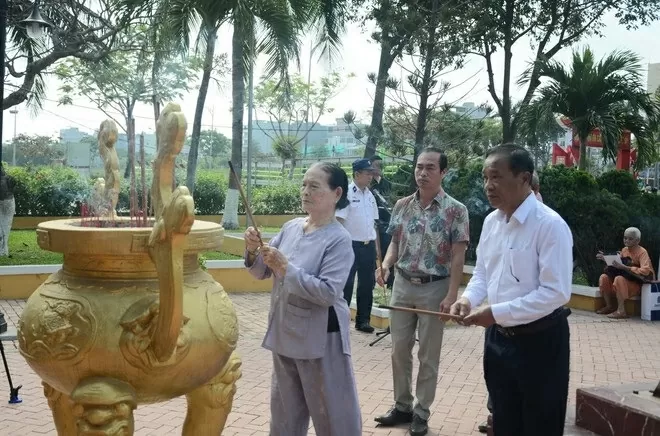 Solemn ceremony held in Da Nang to commemorate 64 fallen naval officers, soldiers at Gac Ma Reef