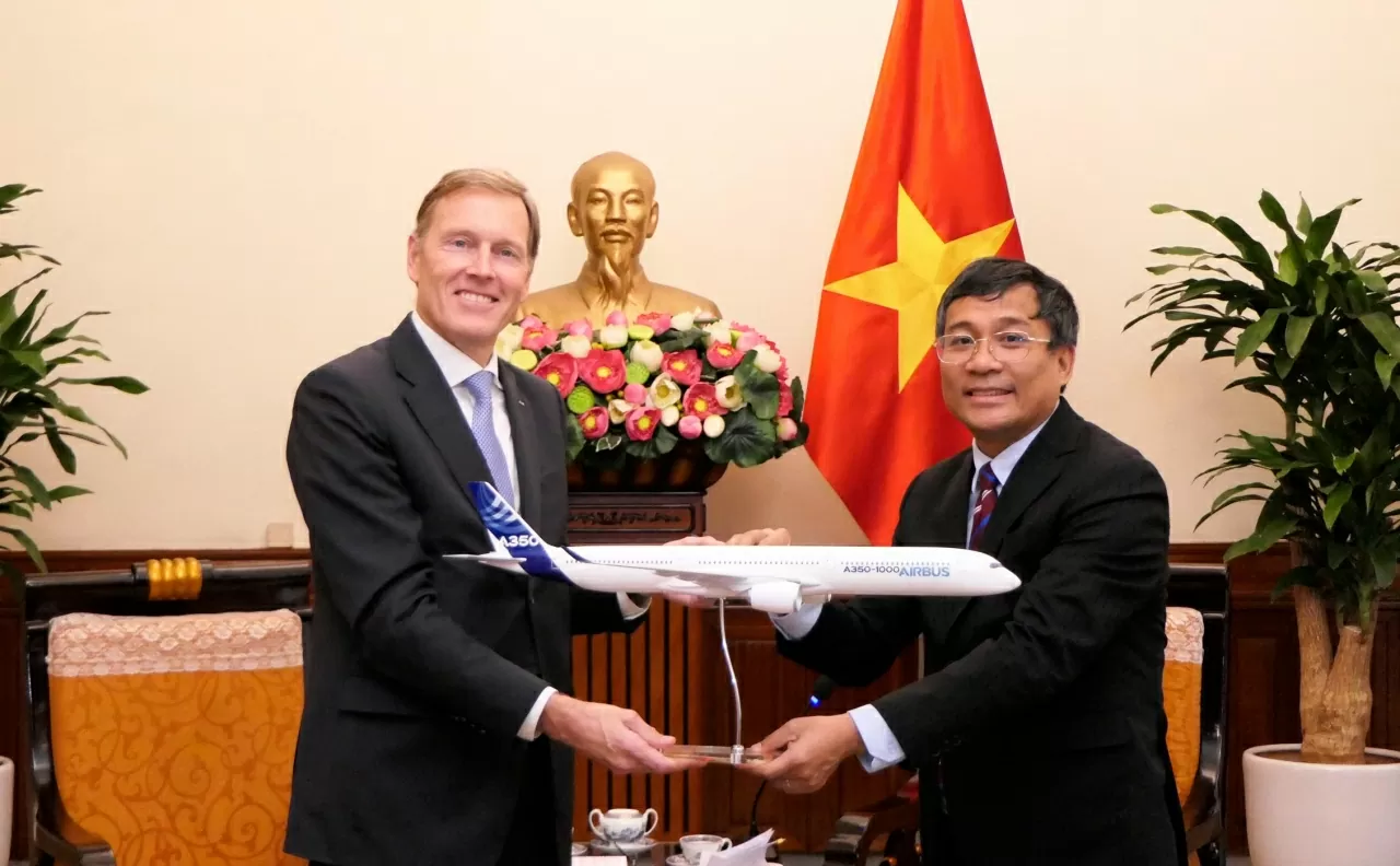 Phó Chủ tịch điều hành quốc tế tập đoàn Airbus Wouter Van Wersch tặng Thứ trưởng Thường trực Nguyễn Minh Vũ mô hình máy bay Airbus A350-1000 Phó Chủ tịch điều hành quốc tế tập đoàn Airbus Wouter Van Wersch tặng Thứ trưởng Thường trực Nguyễn Minh Vũ mô hình máy bay Airbus A350-1000