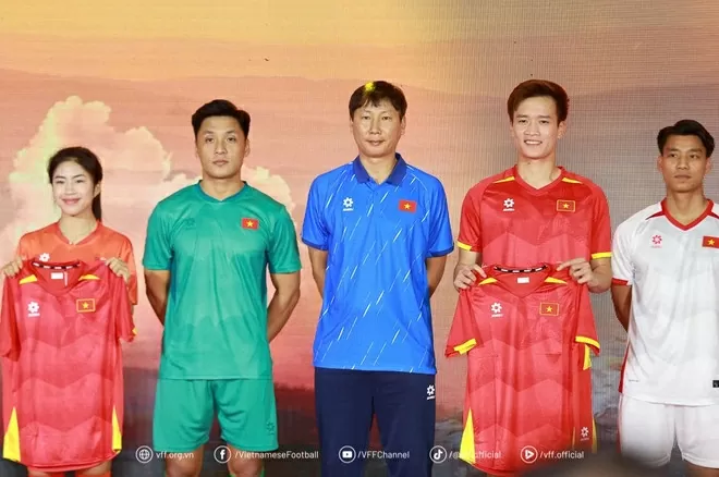 Đội tuyển Việt Nam được kỳ vọng sẽ tiếp tục gặt hái thêm nhiều thành công trong năm 2025 với bộ trang phục phiên bản mới. (Ảnh: VFF) Đội tuyển Việt Nam được kỳ vọng sẽ tiếp tục gặt hái thêm nhiều thành công trong năm 2025 với bộ trang phục phiên bản mới. (Ảnh: VFF)