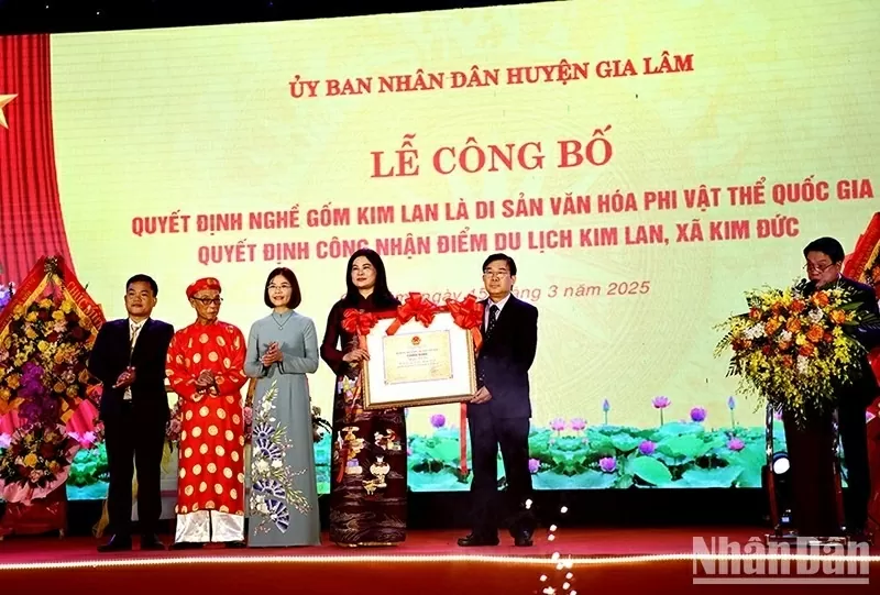 At the ceremony to announce the decision recognising Kim Lan ceramics as a National Intangible Cultural Heritage and Kim Lan Village as a designated tourist site. (Photo: NDO)