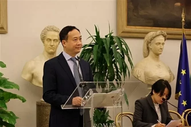 Đại sứ Dương Hải Hưng phát biểu tại hội nghị “Gặp gỡ châu Á”. Ảnh: Dương Hoa/TTXVN