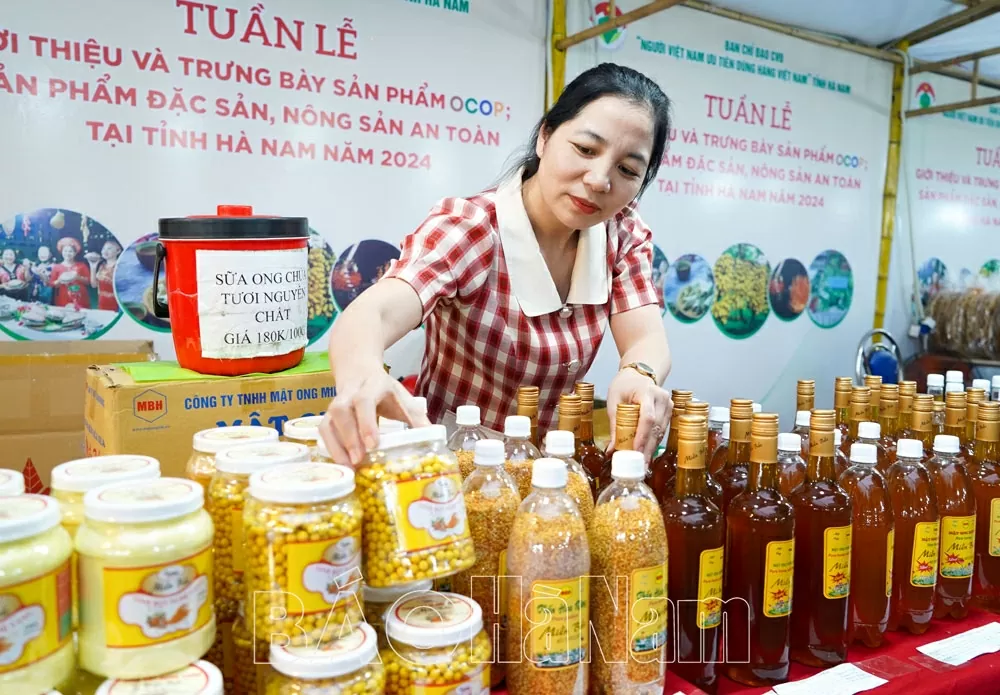 Các sản phẩm OCOP của tỉnh Hà Nam được phân hạng đảm bảo chất lượng, đa dạng về mẫu mã, bao bì, quy định về tem, nhãn mác, truy xuất nguồn gốc sản phẩm. (Nguồn: Báo Hà Nam)