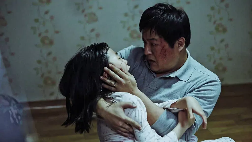 Tiếng than theo chân một cảnh sát điều tra những vụ án kỳ lạ trong ngôi làng có dịch bệnh bí ẩn. Nguồn ảnh: Timeout. Tiếng than theo chân một cảnh sát điều tra những vụ án kỳ lạ trong ngôi làng có dịch bệnh bí ẩn. Nguồn ảnh: Timeout.