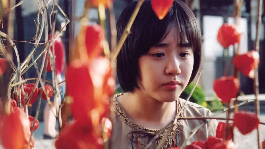 Hai đứa trẻ trong Câu chuyện hai chị em đối mặt với những hiện tượng kỳ quái khi trở về nhà sau thời gian trị liệu. Nguồn ảnh: Big Blue Film. Hai đứa trẻ trong Câu chuyện hai chị em đối mặt với những hiện tượng kỳ quái khi trở về nhà sau thời gian trị liệu. Nguồn ảnh: Big Blue Film.