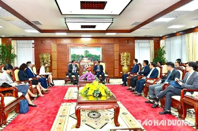 Hai Duong Party Secretary Tran Duc Thang receives U.S. Ambassador Marc E. Knapper
