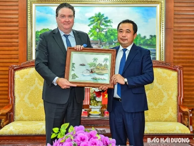 Hai Duong Party Secretary Tran Duc Thang receives U.S. Ambassador Marc E. Knapper