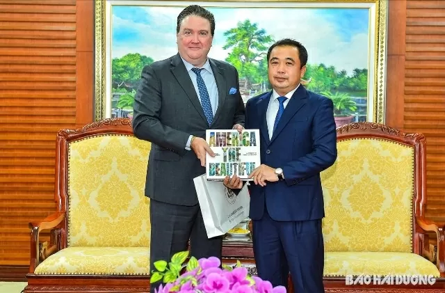 Hai Duong Party Secretary Tran Duc Thang receives U.S. Ambassador Marc E. Knapper