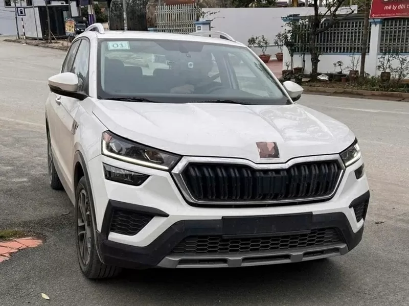 Phần logo của Skoda Kushaq vẫn được che chắn cẩn thận, cho thấy đây có thể là xe thử nghiệm.