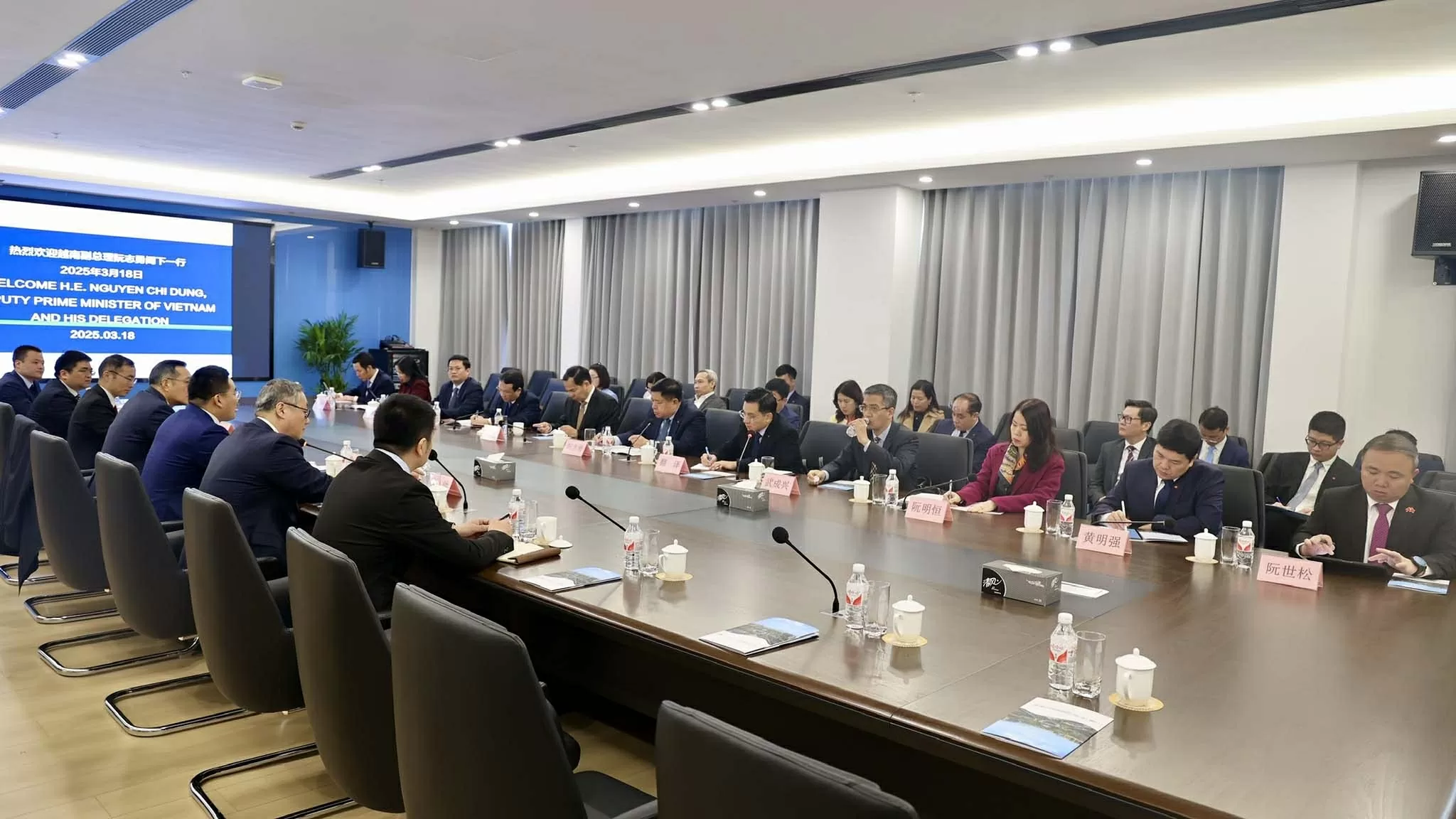 Deputy PM Nguyen Chi Dung pays working visit to China’s Zhejiang province