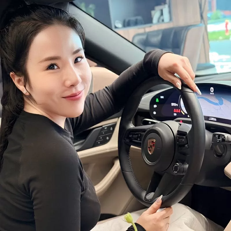 Hình ảnh chân dung tiktoker Y Bình.