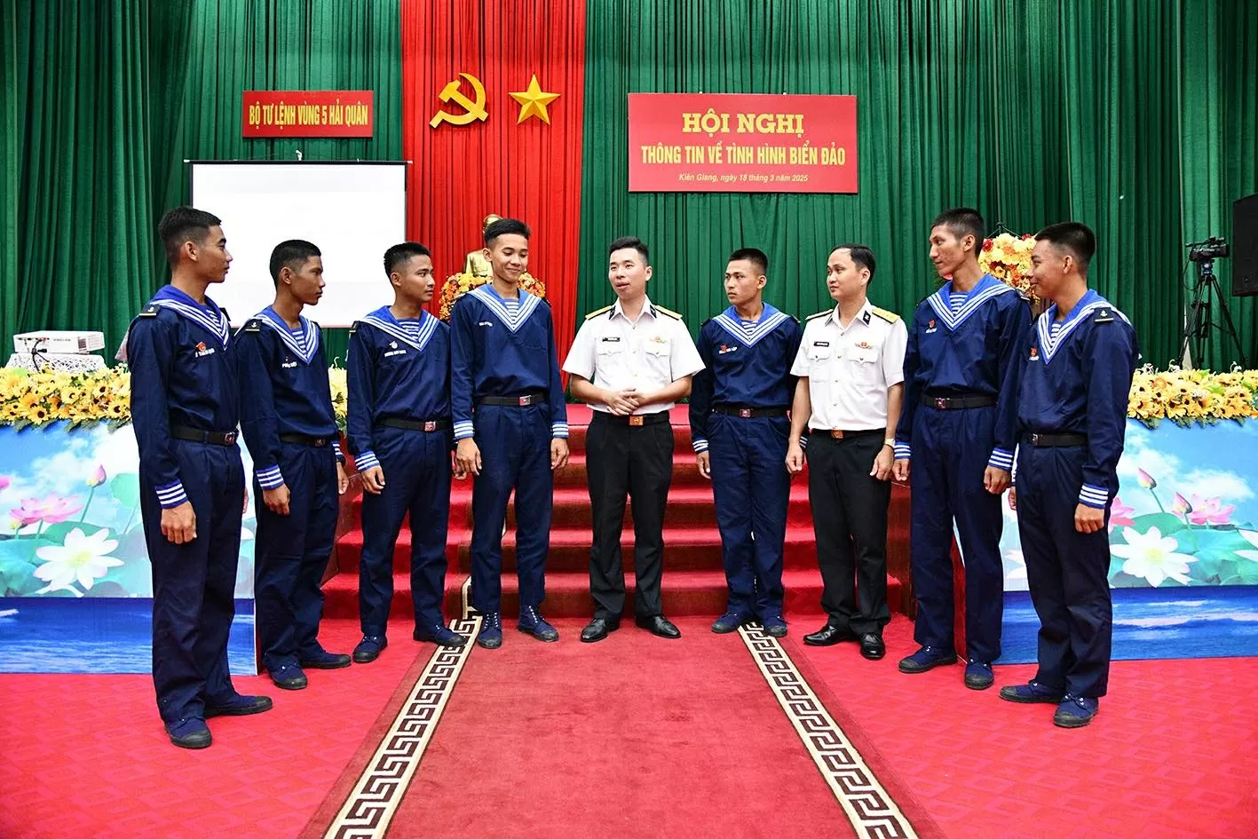 Tối 18/3/2025, tại TP. Phú Quốc, tỉnh Kiên Giang, Vùng 5 Hải quân tổ chức Hội nghị thông tin về tình hình biển, đảo cho chiến sĩ mới nhập ngũ năm 2025 tại Tiểu đoàn 563 (Vùng 5 Hải quân). (Ảnh: Văn Định)