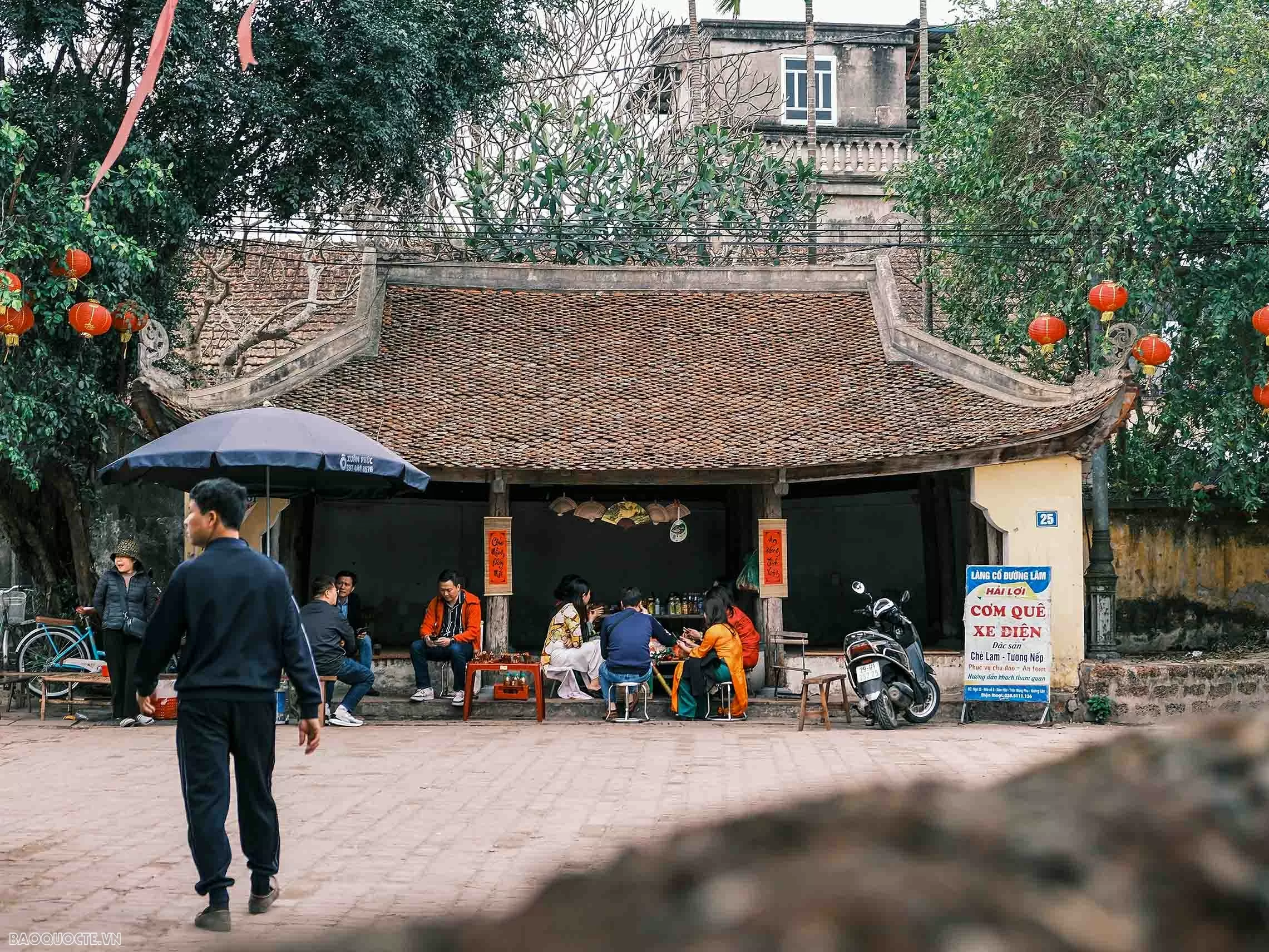 Cuối tuần, về làng cổ Đường Lâm 'sống chậm', nhởn nhơ trên những con đường lát gạch nghiêng