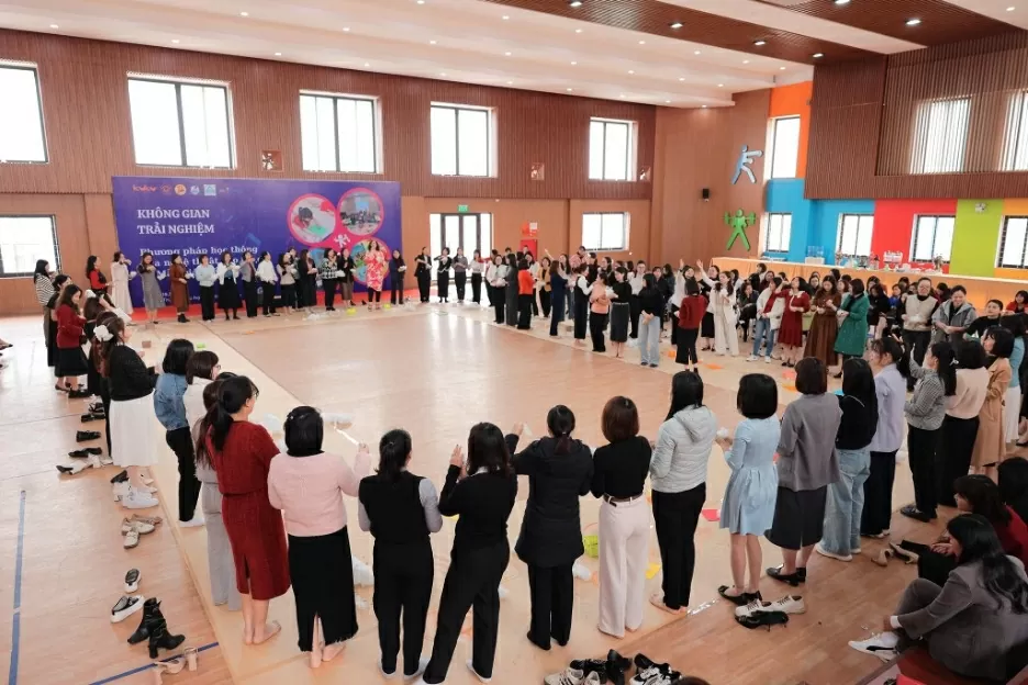 Teachers from various primary and preschool institutions participated in hands-on activities applying the Songdrawing method in the classroom. Teachers from various primary and preschool institutions participated in hands-on activities applying the Songdrawing method in the classroom.