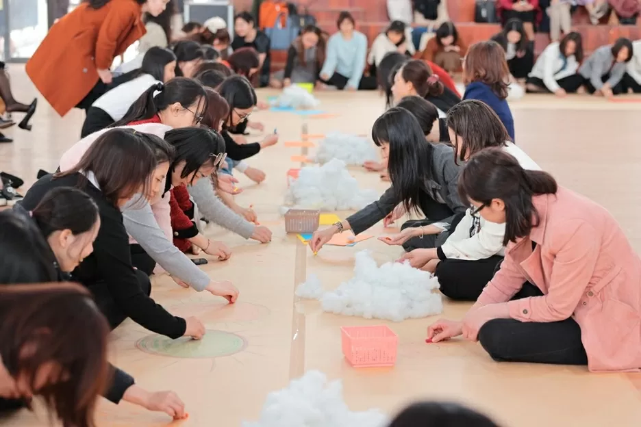 Connecting 300 schools in Hanoi & Thai Nguyen through the art-based learning workshop Connecting 300 schools in Hanoi and Thai Nguyen through the art-based learning workshop