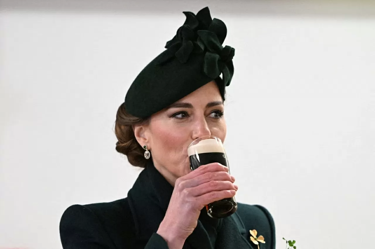 Catherine, Công nương xứ Wales của Anh, uống rượu trước Lễ diễu hành Ngày Thánh Patrick của Đội cận vệ Ireland tại Wellington Barracks ở London. Eddie Mulholland/Pool