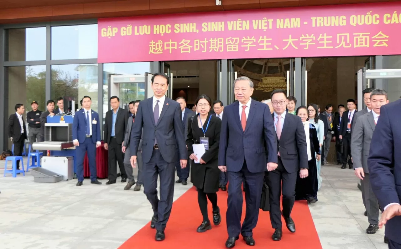 Tổng Bí thư dự chương trình Gặp gỡ lưu học sinh, sinh viên Việt-Trung các thời kỳ Tổng Bí thư dự chương trình Gặp gỡ lưu học sinh, sinh viên Việt-Trung các thời kỳ