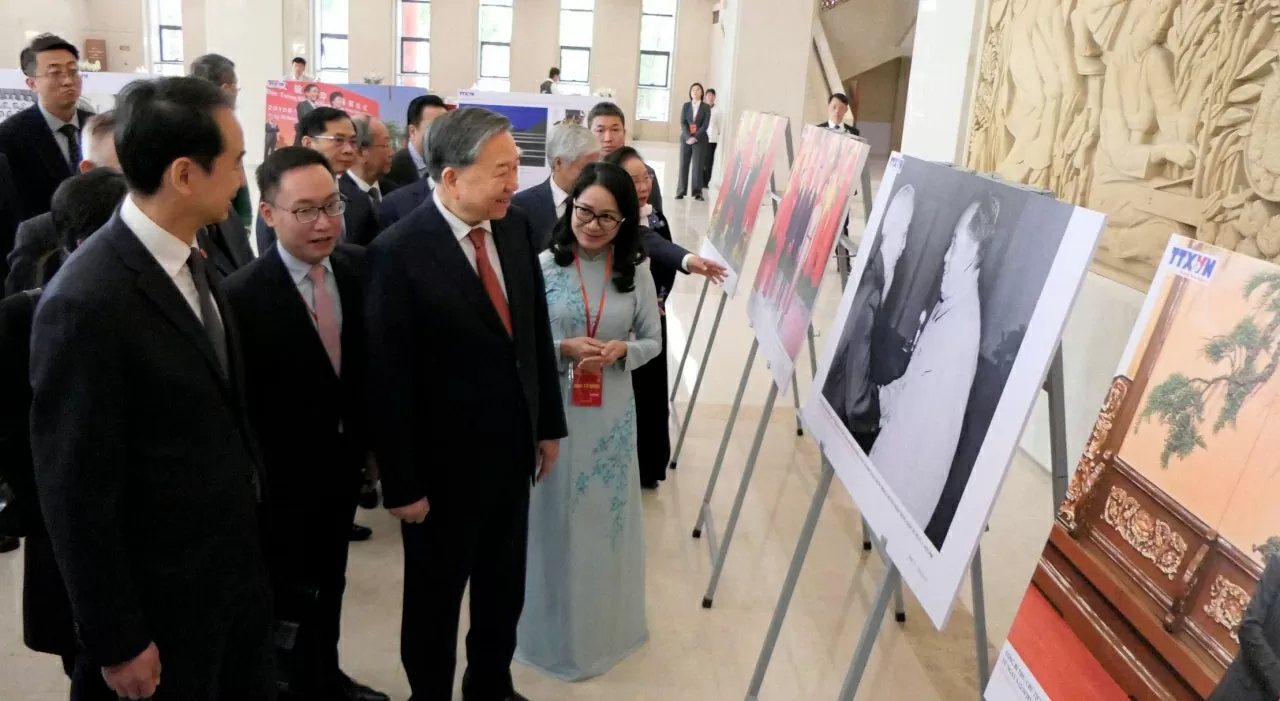 Tổng Bí thư dự chương trình Gặp gỡ lưu học sinh, sinh viên Việt-Trung các thời kỳ Tổng Bí thư dự chương trình Gặp gỡ lưu học sinh, sinh viên Việt-Trung các thời kỳ