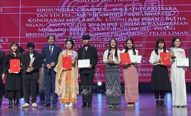 Vietnamese students win prizes at video contest in China