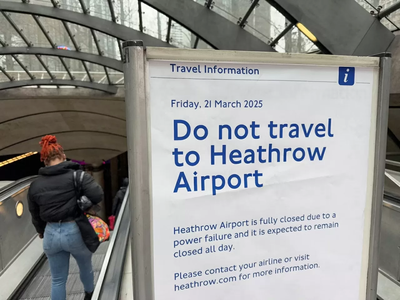 Anh: Cận cảnh đám cháy lớn tại sân bay Heathrow, làm gián đoạn hoạt ...