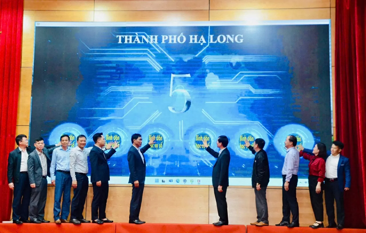 Các đại biểu phát động phong trào Quảng Ninh: TP. Hạ Long đặt 8 mục tiêu hưởng ứng phong trào ‘Bình dân học vụ số’