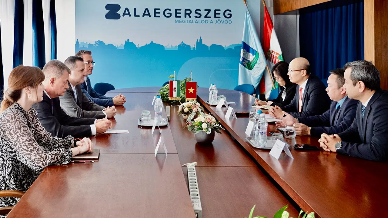 Đại sứ Việt Nam tại Hungary Bùi Lê Thái thăm và làm việc tại thành phố Zalaegerszeg