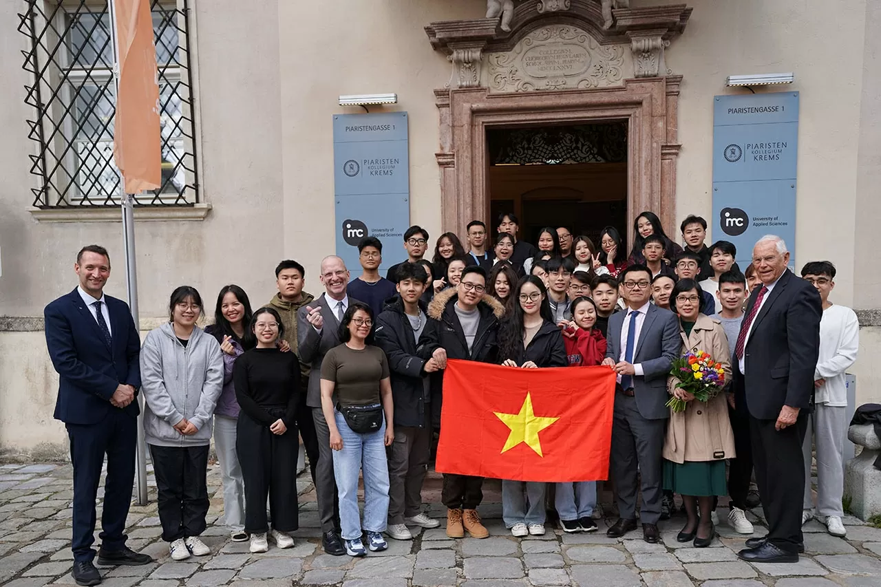 Đại sứ Vũ Lê Thái Hoàng và phu nhân giao lưu cùng các em học viên Việt Nam. Đại sứ Vũ Lê Thái Hoàng và phu nhân giao lưu cùng các em học viên Việt Nam.