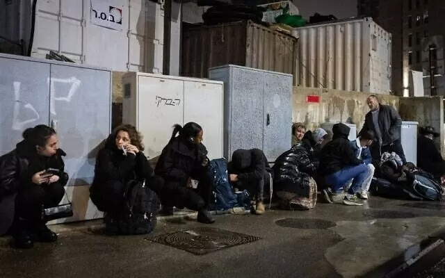 Người dân tại Jerusalem tìm nơi trú ẩn khi có báo động về tên lửa đang bay tới từ Yemen, ngày 20/3. (Nguồn: Flash90)