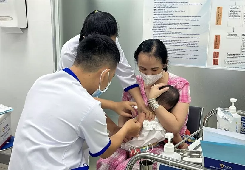 Tiêm vaccine phòng bệnh sởi cho trẻ tại Hệ thống tiêm chủng VNVC. (Nguồn: QĐND) Tiêm vaccine phòng bệnh sởi cho trẻ tại Hệ thống tiêm chủng VNVC. (Nguồn: QĐND)