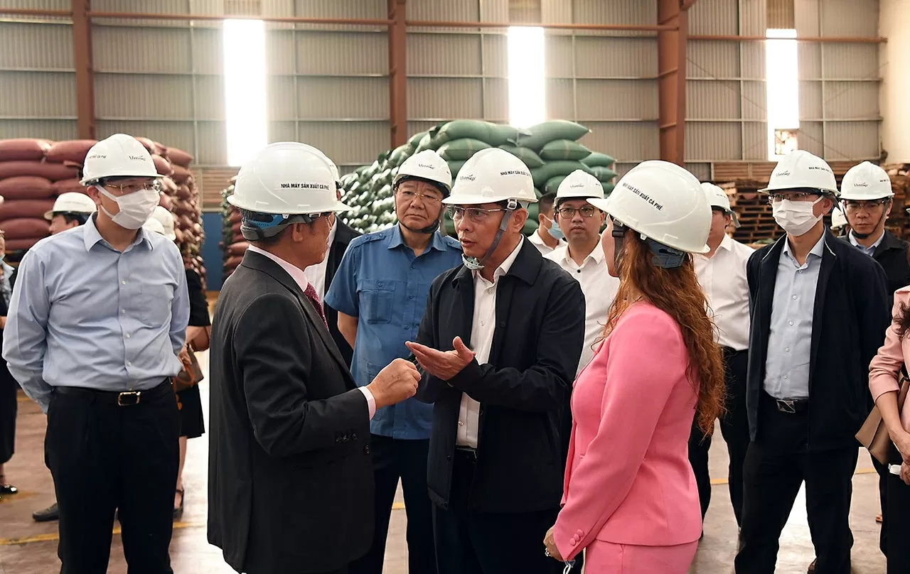Phó Thủ tướng Bùi Thanh Sơn đến thăm Công ty TNHH Vĩnh Hiệp-doanh nghiệp xuất khẩu cà phê lớn nhất Việt Nam tại Gia Lai. (Ảnh: Hải Minh)